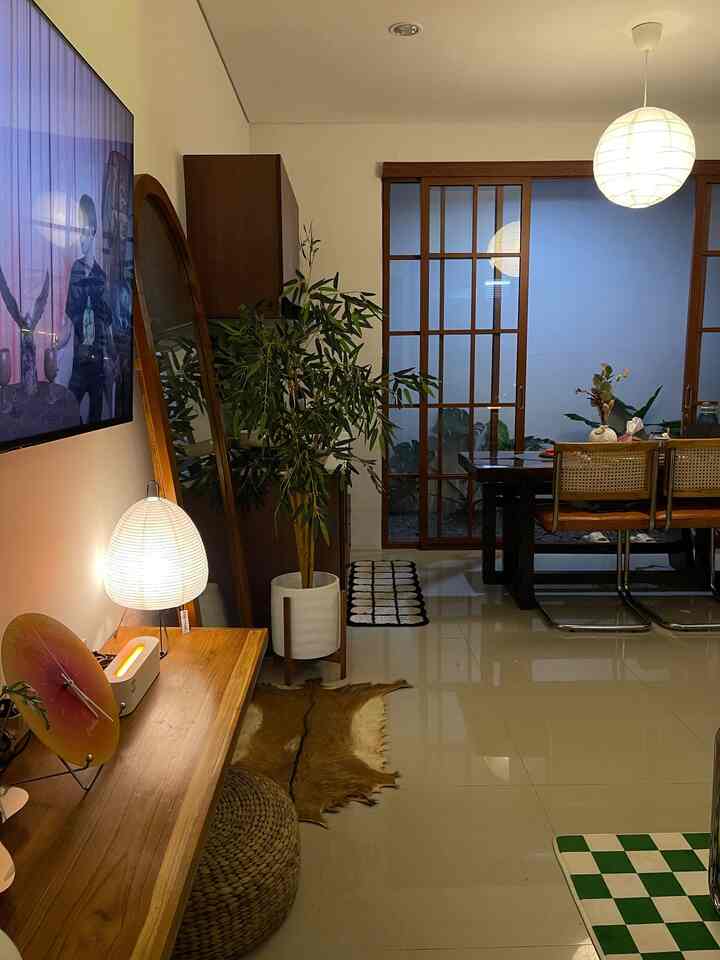 Home Lighting 💡

Pencahayaan ruangan di rumah kami jarang menggunakan big light / cool white, lebih memanfaatkan sinar matahari disiang hari dan warm white dimalam hari untuk menciptakan ambience yg lebih menenangkan di mata. Sehingga dari awal menempati rumah kami langsung memakai jasa tukang listrik utk setting lampu tambahan di beberap titik seperti ;

1. memasang lampu gantung berbahan ricepaper di atas meja makan, 2. lampu Led antara plafon livingroom & dinningroom 3. Lampu Led di sepanjang tangga, 4. lampu gantung / pendant lamp berbahan besi di atas meja yg ada kamar utama, 5. termasuk memasang titik-titik colokan listrik baru yg akan kami butuhkan utk meletakan lampu-lampu meja yg mostly kami beli di toko marketplace2 online.

Dalam memilih lampu pertimbangan saya lebih suka design yg aestetik sebagai item dekorasi. Biasanya yg berbahan kaca, besi, chrome, kertas / ricepaper dan warna-warna yg memang cocok dengan letak lampu tsb. Karena selain dr jenis cahaya bohlam, tiap design dan warna kap lampu bahkan cara peletakanya bisa menciptakan warna lighting dan mencipatakan ambience yg berbeda-beda..
selamat dicoba.. semoga menginspirasi 🙏😉

#LampuRumah #InspirasiLampu #SpillLampuEstetik #AmbienceLight #lightingroom 