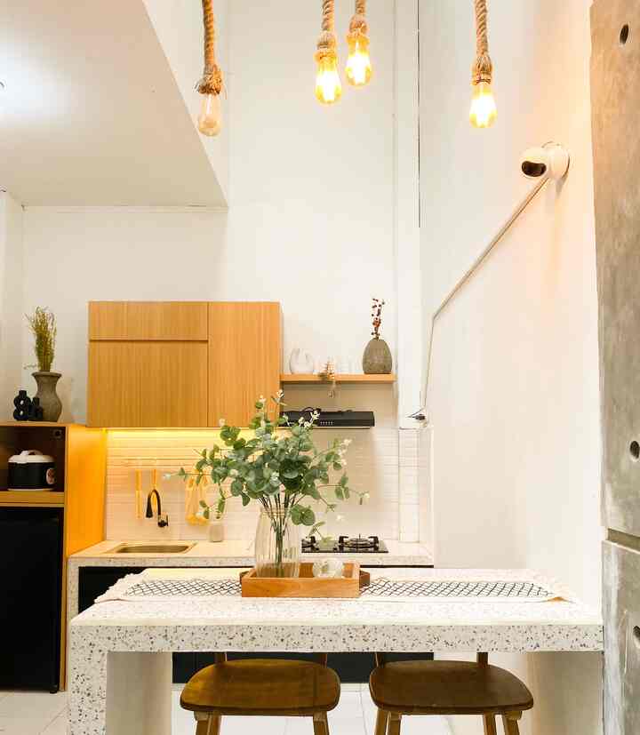 Salah satu menata ruangan yang perlu kita mix and match salah satunya adalah lighting . 
Percaya tidak percaya lampu salah satu unsur penting dalam meromantisasi sebuah ruangan . Nuansa malam semakin ciamik bila mana kita menciptakan cahaya yg pas untuk ruang tersebut. Untuk dapur dan ruang makan di rumah alfa hiasan lampu gantung adalah look lighting yg di tekankan dr ruangan ini . Nuansa warm yg di pilih kami tidak lain karena nuansa warm terasa lebih hangat . Selain lampu gantung juga kami memilih lampu selang di area kitche nya , selain menambah nuansa warm lampu selang ini juga sebagai penerangan di ruang kitchen nya 🫶🏻
#LampuRumah
#InspirasiLampu
#SpillLampuEstetik
#lampu
#lampugantung
#lampumeje