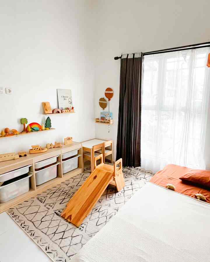 Salah satu ruang favorite adalah kamar anak kami yaitu alfa , ini adalah satu ruangan kamar yg bergabung dengan playroom anak . Walaupun tidak terlalu luas tapi cukup untuk area anak bermain .dekorasi playroom adalah bertema woodenplay , unsur kayu di menghiasi kamar ini 🥰
#kamartiduranak 
#kamarbermain 
#insipirasikamaranak
#playroom
#mejabelajaranak
#kamartidur 
#inspirasiplayroom