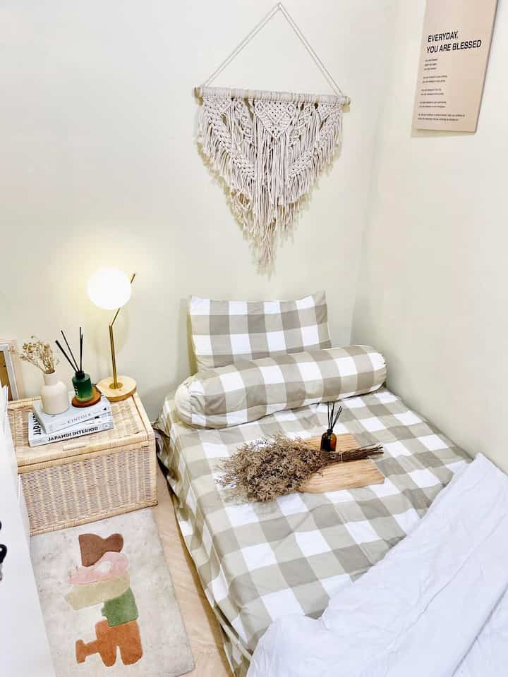 Our Lil House - Lighting Ambiance

The ambiance that I want to create in my home is a warm atmosphere and adapts to the wood color concept. The lighting that I use at home is downlights, spotlights and accent lighting, which I use quite a lot at home. With warm tone lighting colors, it makes the atmosphere more cozy and warm🥰🛋️

#HouseLights #InspirasiLampu #SpillLampuEstetik #AccentLighting #Warmtone #LampDecor #RumahMungil
