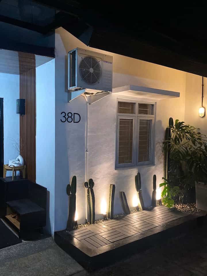 ➖ Outdoor Lighting

Kali ini aku mau share lighting di area outdoor rumahku yang mungil ini.

Rumah kami kebetulan ada di area paling pojok cluster, dan rumah tetangga sebelah itu punya dinding tinggi yang membelakangi rumah, jadi kita butuh cahaya penerangan yang cukup banyak karena gelap. 

Jadi di area outdoor kami memiliki 5 jenis lampu yang berbeda. 
1. Lampu area entrance atau pintu masuk, kami pasang lampu plafon warna warm white yang cukup terang.
2. Area Taman memiliki 2 jenis lampu yang berbeda, lampu dinding dan lampu sorot (lampu tancap) ke area kaktus yang berwarna warm.
3. Lampu area garasi juga memiliki 2 jenis lampu yang berbeda, lampu yang kami pasang di kanopi dan lampu pagar (bawaan developer) juga berwarna warm light.

Semoga menginspirasi 🖤🤎

 #LampuRumah #InspirasiLampu #SpillLampuEstetik #outdoorlighting #lighting #lampurumah #lamputaman #lampuplafon #lampukanopi #rumahmungil #rumahdeveloper #warmandbold #exterior #nightvibes 