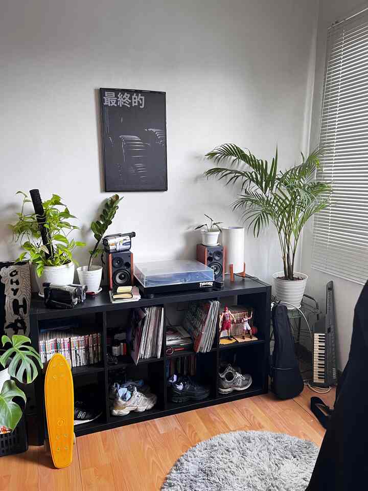 kamar sekaligus space hoby yang dimana sengaja di set one room, karna kebetulan ada space luas untuk kamar jadi di set sekalian untuk kesenangan pribadi #bedroom #musicspace #menbedroom #bedroomstudio 