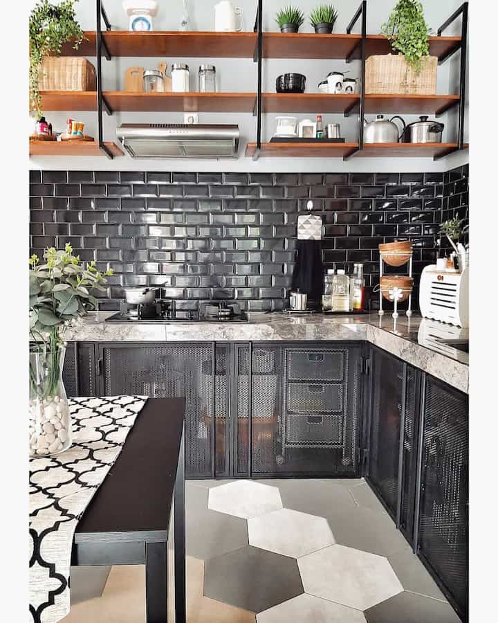 Keramik lantai segi enam

Jadi lantai dapur saya menggunakan kombinasi keramik matte ukuran 60 x 60cm plus segi enam dengan warna abu-abu & putih, lalu bagaimana? Ceritanya, selain membuat kawasan terlihat homey, ruang terbukanya juga lebih eye catching. cara pemasangannya cukup menarik, harus dibuat polanya terlebih dahulu agar susunannya acak-acakan & keramik ukuran 60x60 harus dipotong mengikuti bentuk segi enam. Bagaimana dengan PR? ha ha ha 

#inspirasilantai #keramiklantai #dekorasirumah #dapurmodern #ruanganestetik #renaiput #kitchenset