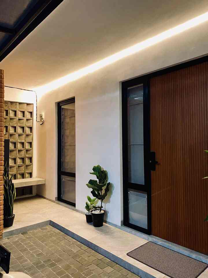 Beginilah lighting fasad rumah pada saat malam hari. Penggunaan lampu LED strip berukuran 6 m ini membuat fasad terlihat lebih dramatis dan estetik ketika malam hari.
Pada bagian carport, menggunakan lampu LED dengan kap lampu kotak hitam yang menyesuaikan dengan warna besi hollow canopy.

#LampuRumah #InspirasiLampu #SpillLampuEstetik #LampuFasad #Fasad #LampuCanopy #Canopy #RumahMinimalis #nightvibes