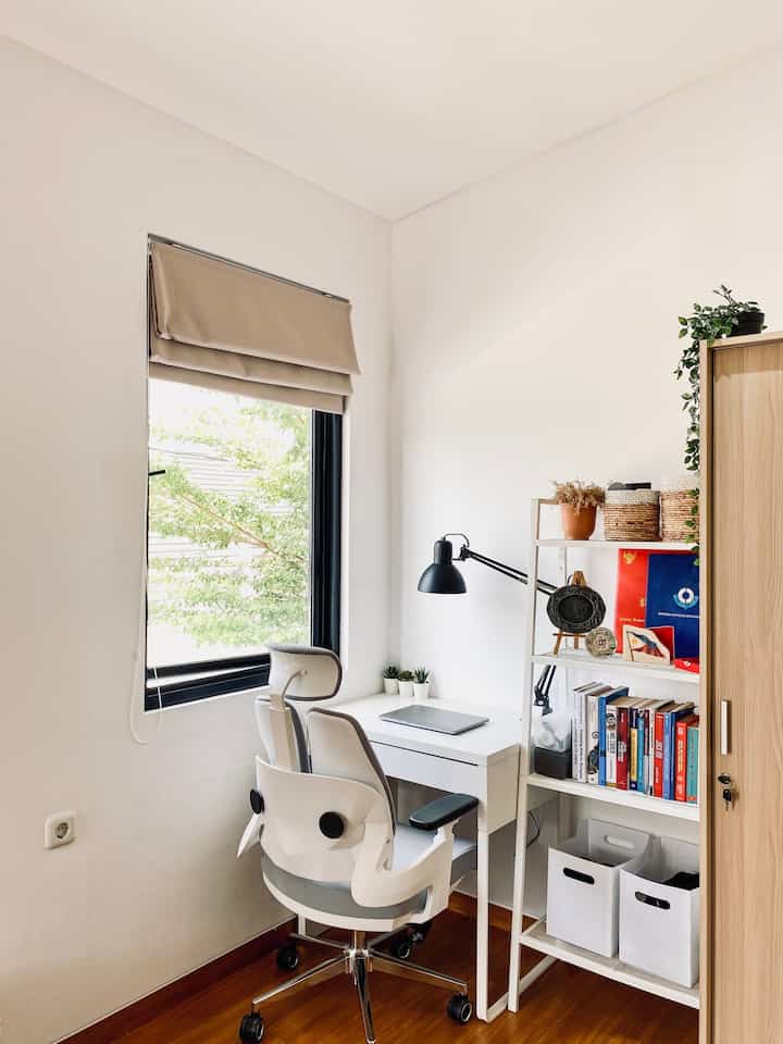 Ini adalah area kerja yang menyatu di master bedroom. Meski ukurannya yang tidak luas, tapi cukup nyaman bagi kami.
Penggunaan kursi kerja yang ergonomis sangat tepat digunakan, karena bisa menjaga kesehatan tubuh, sehingga tidak terlalu merasakan lelah punggung dan pinggang saat bekerja.
Untuk pemilihan warna meja kerja dan kursi kerja dipilih dengan warna putih yang menyesuaikan tema kamar ini, yaitu japandi.

#AreaKerja #AreaKerjaMini #SpillKursiKerjaEstetik #KursiKerjaErgonomis #RumahMinimalist #JapandiIndustrial