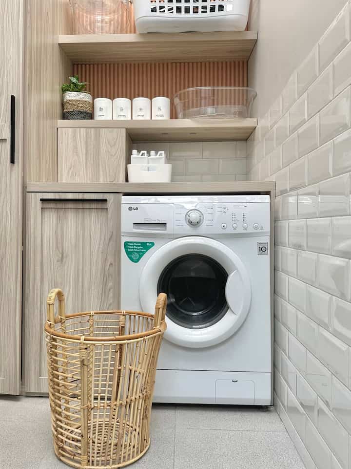 Menambahkan wallpanel di laundry room menambah kesan estetik dan rapi. Looks laundry room jadi lebih cantik senada dengan hpl dan tema ruangan laundry.
#homedecor
#laundryroomdecor
#roomstyling
#laundryroomideas
#laundryroominspo
#homestagram 
#rumahestetik
#inspirasirumah
#modernindustrial
