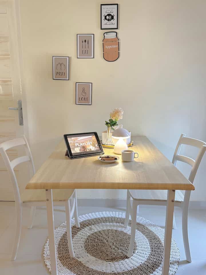 •Dining Table Lighting °｡⋆♡

Di area dining room ini, pojok dining area ini kadang saya pakai untuk me time dan saat me time saya memilih menggunakan pencahayaan yang warm white, 

Ditemani dengan table lamp jamur mini di meja, guna menambah kesan warm & cozy supaya lebih bisa menikmati me time dengan suasana syahduuu ✨

#LampuRumah
#InspirasiLampu
#SpillLampuEstetik
#DiningRoom
#DiningTable
#InspirasiRuangMakan