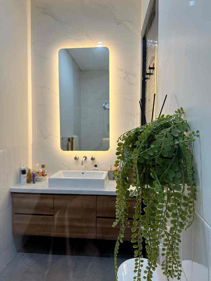 Jarang bgt nih post kamar mandi..
Tapiii semenjak aku tambahin ambalan / rak di dinding kamar mandi lsg auto berubah gitu looksnya.

Bagiku, menggunakan ambalan bisa jd salah satu tips kamar mandi yg tidak terlalu besar. Ambalan tsb bisa digunakan utk meletakkan perintilan kecil atau entah itu item dekorasi shg mempermanis looks kamar mandi kita.

Jd sedikit ngga sepi jugaa kan kamar mandi nya ada sentuhan ijo2 dikit hihi🩵

#bathroom
#kamarmandi
#masterbathroom 
#bandung #cimahi #rumahcluster
#rumahdeveloper #kamarmandimungil #tipsrumahtangga #ambalan 
#rakdinding 