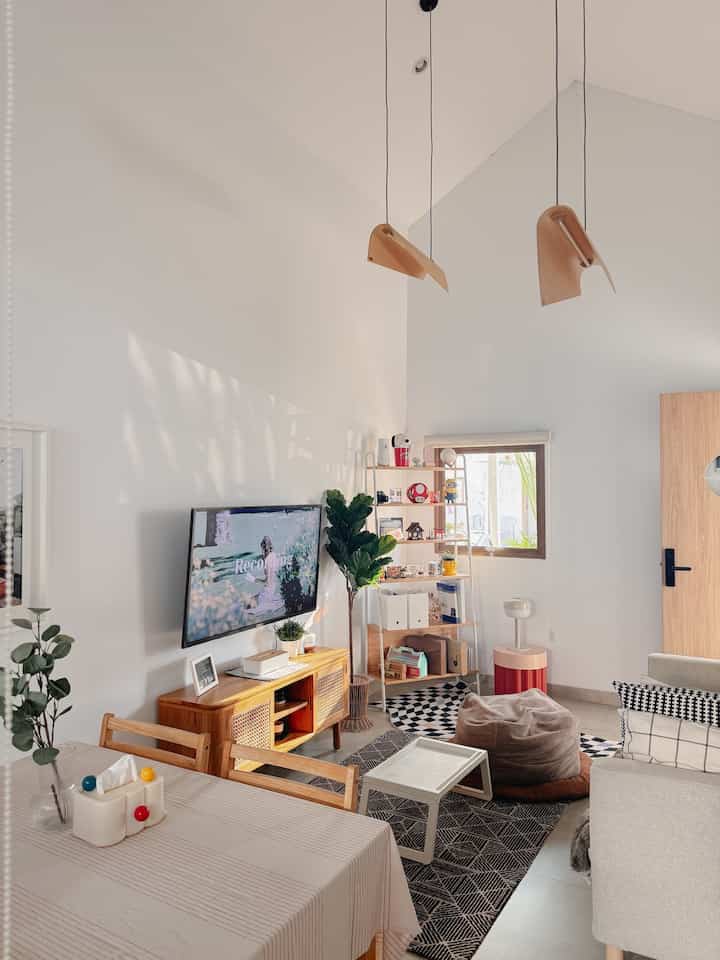 Natural Light di Living Room
—
Untuk memaksimalkan pencahayaan alami dalam ruangan, terdapat bukaan di sisi depan maupun belakang. Ukuran bukaan bagian depan lebih kecil untuk memberi kesan privat karena bersinggungan langsung dengan area publik, sementara bukaan bagian belakang lebih lebar karena bersinggungan dengan area privat yaitu dapur dan taman belakang.
Adanya tanaman pada area depan menjadi motif pembayangan yang menambah estetika dalam ruangan. 

#NaturalLighting #PencahayaanAlami #LivingRoomStyling #LivingRoomInspo #LivingRoomIdea #ScandinavianHouse 