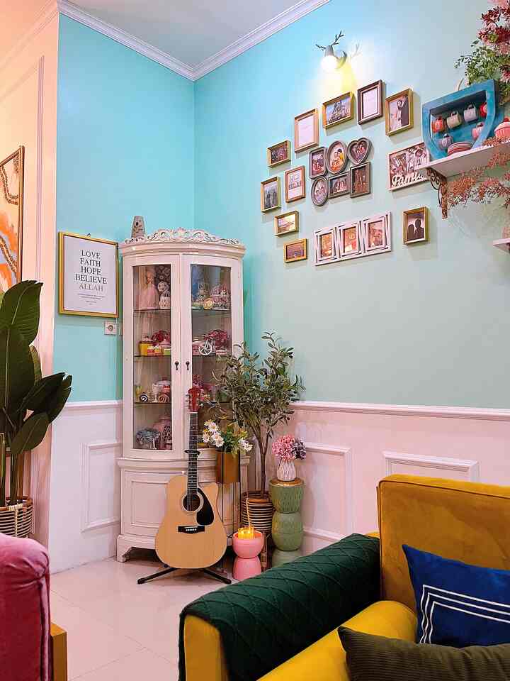 Sudut Rumah 

Salah satu sudut rumah ini ada lemari sudut yg berisi beberapa printilan koleksi cupcake dan lainnya. Karena dari dulu saya sangat suka dengan miniatur cupcake. Agar tidak terlalu kosong saya meletakkan gitar dan pohon olive artificial dan beberapa printilan hasil DIY saya dari pot terakota bekas. Dindingnya juga sy gunakan untuk foto keluarga dan agar lebih cantik saya menambakan lampu dinding diatasnya. Sudut pojok ini biasanya saya gunakan untuk konten video unboxing. Jadi tambahan spot baru dirumah karena sebelumnya kosong hanya ada lemari sudut saja.

#sudutrumah
#pojokan
#sudutcantik
#sudutaesthetic
#sudutfoto
#ruangkeluarga
#livingroom
#lampudinding
#ruangcantik