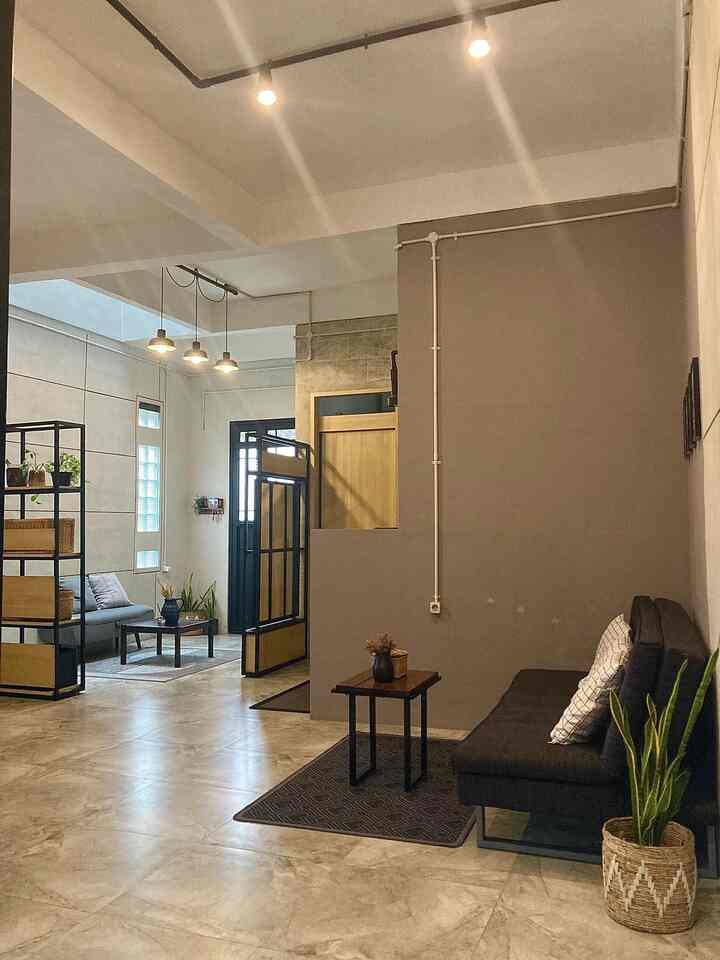 Lampu yang ada di lantai 1 Roemah Pakal ini semua nya custom yang membuat arsitek ku sendiri , keren kan 🥰

Lampu di area ruang tamu, terdapat lampu gantung 3 pcs 

Lampu di area dapur dan ruang makan

Lampu diarea santai, terdapat lampu dengan bentuk segiempat dan aq sebagai pemilik rumah sangat senang dengan bentuk lampu ini

Semua lampu menggunakan warm light untuk membentuk ambience yang hangat 

Semoga menginspirasi

#LampuRumah
#InspirasiLampu
#SpillLampuEstetik #lampu #lampugantung #warmlight #rumahindustrial