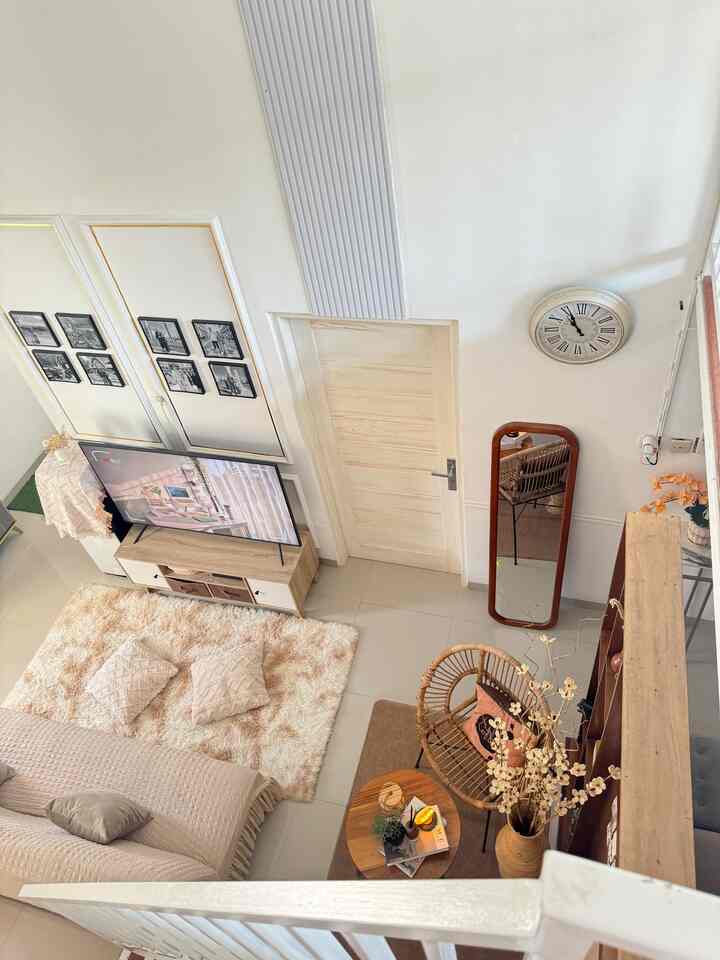 •Ruangan serbaguna dengan mini studio ♡

Di ruangan ini kami biasanya melakukan segala hal, dari menonton film, bersantai, membuat konten di mini studio, atau me time di pojokan ini ✨

Karena rumah kecil maka selalu memanfaatkan space kosong buat dijadikan ruangan apapun sesuai kebutuhan 👀

#LivingRoom #RuangTV #RumahMinimalis #RumahMezzanine #HomeInspo #InspirasiRumah #PojokSantai