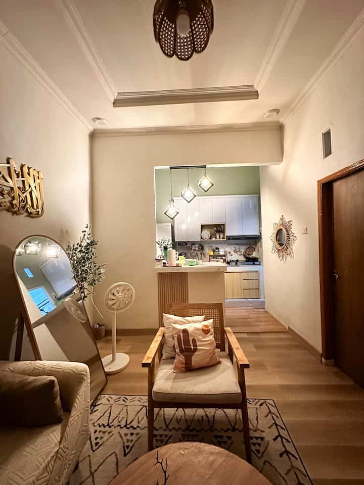 Hii aku mau share tentang lighting dirumah Bilall.

Untuk diruang tamu ada lampu plafon tengah dengan warna white , lalu ada downlight  4 sisi ruangan dengan 2 warna lampu warm white & white.
Aku juga pakai lampu meja diruang tamu agar terkesan lebih warm.

Untuk area dapur ada lampu gantung diatas meja bar , lampu sorot diplafon.
penggunaan lampu sorot didapur memberikan kesan yang sangat hangat terutama dimalam hari.

Semua lampu yang aku gunakan dirumah ini aku beli di marketplace 😍 semoga menginspirasi~


#LampuRumah
#InspirasiLampu
#SpillLampuEstetik
#Tinyhouse
#Rumahsubsidi
#Inspirasirumahmungil
#Tangerang #lampu #lampugantung #lampuruangtamu #lampulantai #lampudinding #lampumeja #lamputidur #lampukamar