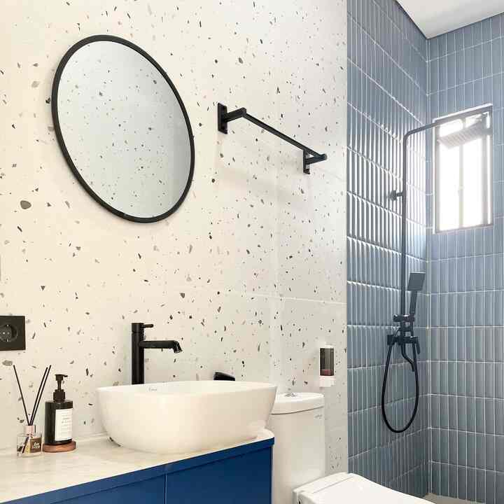Narrow Kids Bathroom
Walaupun dengan ruang yang terbatas, kami membuat kamar mandi ini tetap nyaman untuk si kecil dengan cara menciptakan suasana yang “fun” melalui kombinasi warna biru, putih, hitam, dan sedikit warna warni dari motif granit terazzo.

Secara psikologis warna biru akan memberikan kesan ketenangan. Selain itu, warna putih memberikan kesan ruangan menjadi lebih luas dengan sentuhan beberapa sanitary yang berwarna hitam membuat ruangan menjadi modern dan tentunya sedikit sentuhan warna warni pada motif terazzo di dinding agar si kecil menjadi lebih ceria. 

#bathroom #kidsbathroom #kamarmandi #kamarmandianak #blue #inspirasikamarmandi