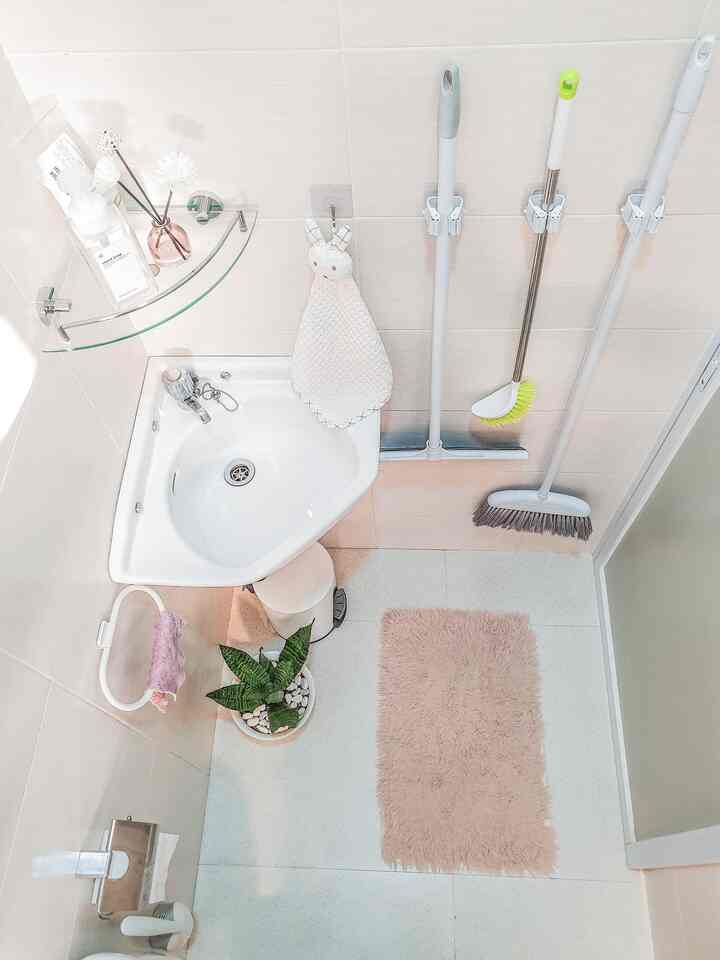 Batroom lt 2 sekalian service area kecil tempat taro aksesoris bersih-bersih.

#DekorKamarMandi #ServiceArea #KamarMandiMinimalis #KamarMandiKecil #MiniBathroom