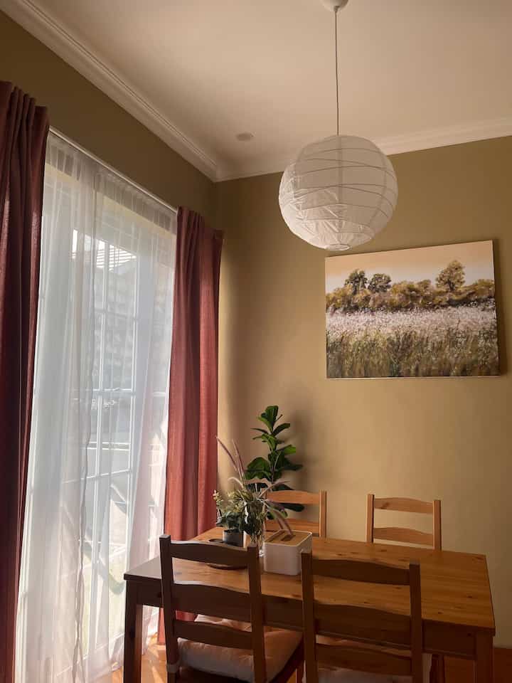 Sumber masuk natural light yang ada dirumah ini berasal dari pintu kaca lipat di area dapur yang menghadap timur dan jendela kaca cukup besar di atas pintu utama yang memang bawaan developer. 

Natural light tidak hanya cantik namun juga memberikan banyak manfaat, rasa hangat pada rumah dan mampu mengurangi kelembaban. Rumah yang cerah juga bikin semangat.

#NaturalLight
#PencahayaanAlami
#HomeLighting
#HomeSweetHome
#HomeDecorIdeas
#InteriorDesign