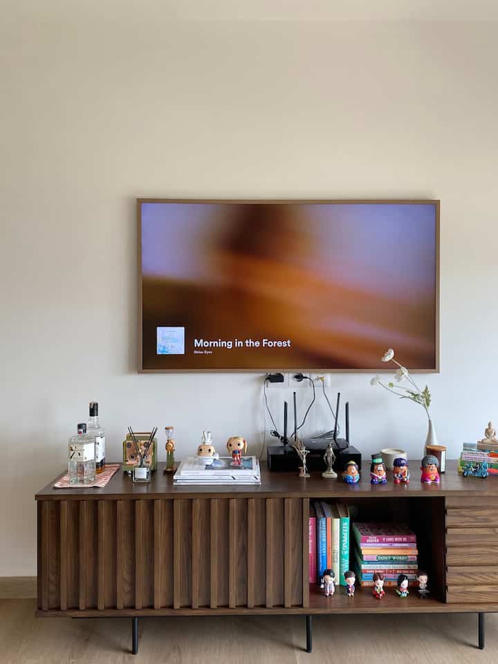 Stasiun TV saya telah menjadi salah satu tempat favorit saya untuk berkreasi dengan dekorasi rumah 🫶🏻 Samsung Frame TV, dengan tampilannya yang elegan dan bernuansa seni, selalu mengesankan. Orang sering kali bertanya-tanya, menanyakan apakah itu TV atau bingkai. Saya bersenang-senang menjelajahi berbagai dekorasi untuk ditampilkan di konsol TV. Dari koleksi patung unik saya hingga berbagai macam buku favorit, setiap item menambah lapisan pesona dan karakter. Area ini telah berkembang menjadi lebih dari sekedar tempat menonton TV – ini adalah sudut yang semarak dan penuh gaya yang menampilkan selera pribadi dan kecintaan saya terhadap dekorasi rumah.

#dekorasiruangtamu #mejatv #dekorasiapartemen #apartmentdecor #smallapartmentdecor #RuanganFavorit #cozyapartment