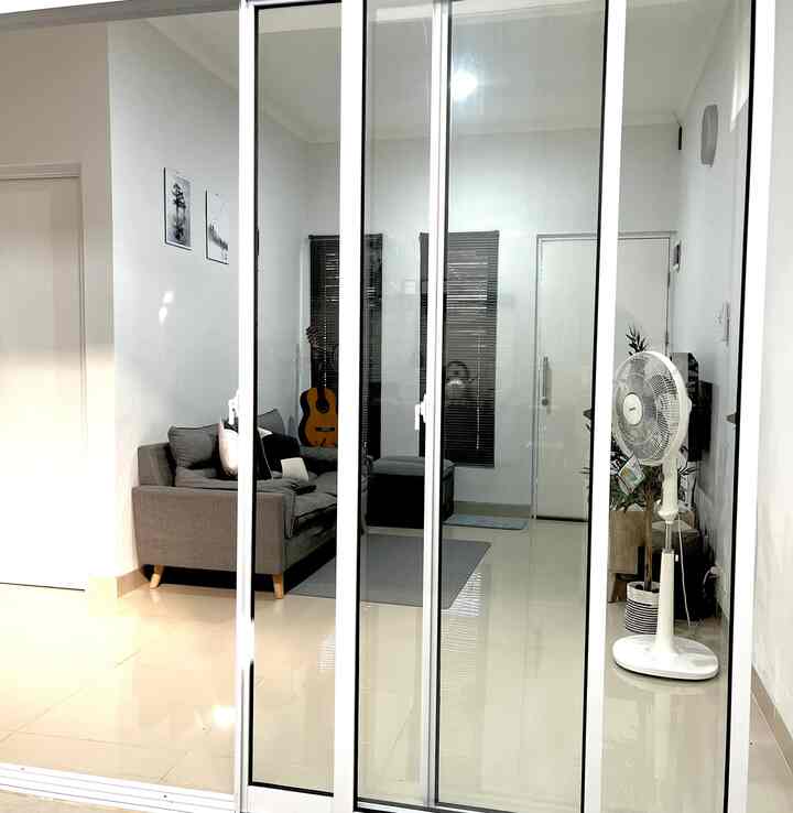 Keputusan terbaik saya di rumah ini adalah pemasangan pintu geser antara ruang tamu dan dapur. 
Dengan pintu ini, rumah benar-benar terlihat luas dan terbuka.
Tipsnya kawan, kalau mau rumahmu terlihat luas, jangan terlalu dihalangi hehe, jadi plonggg saja, biar bebas.


#pintu geser #inspirasiruangan #rumahminimalis #idedekor #pintukaca #ruangtamu