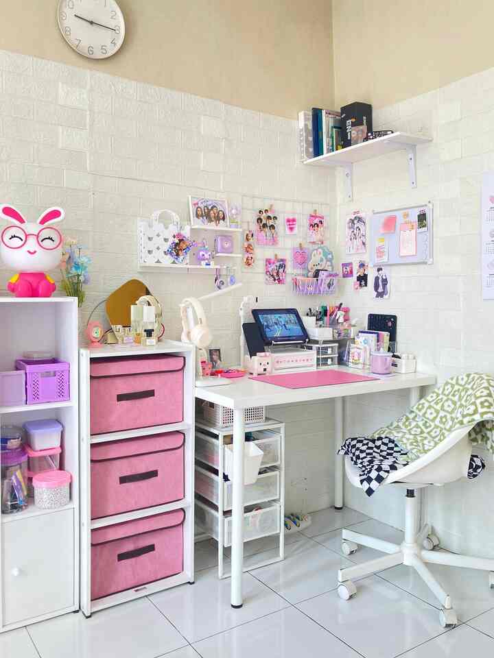♡ Desk update ♡

sebut saja sudut produktif, tempat dimana aku mengabiskan waktu untuk belajar dan bekerja dll.

aku menambahkan lemari kecil untuk stock beads manik manikku, sehingga terlihat lebih rapi dari sebelumnya ☆*:・ﾟ

#mejakerja
#mejabelajar
#aesthetic
#mejakerjaaesthetic
#pinkroom
#pastelroom