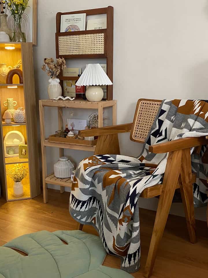 Lighting🎉

I really like lighting snacks because they are fun and make the atmosphere more comfortable than using main lights. For the bulb, I use a smart lamp so it automatically turns on/off. 

#HomeLights
#LampInspiration
#SpillAestheticLights
#kylehome 
#lighting
#lighting
#desklamp