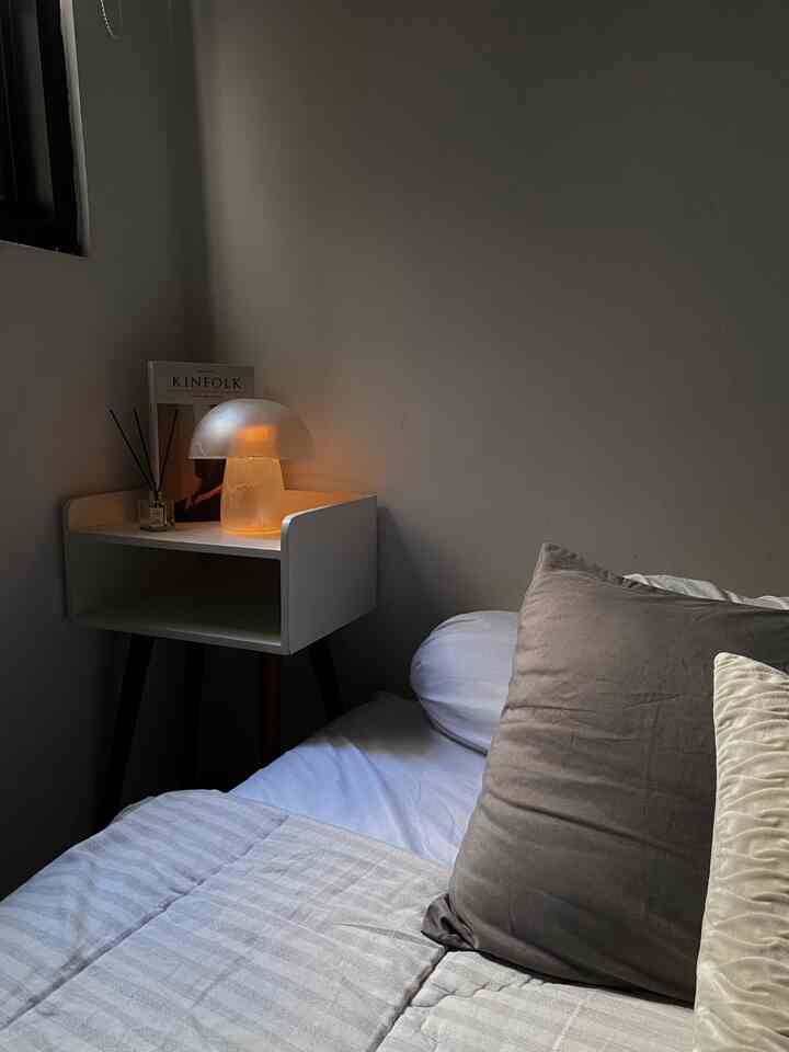 Seberapa pengaruh lighting tambahan untuk ruangan?

Menurutku sangatlah berpengaruh, selain sebagai dekorasi ruangan lighting tambahan juga sangat berpengaruh sebagai “mood” suatu ruangan. Untuk ruangan minimal memiliki 2 lighting yang berbeda agar tidak terlalu “flat”.

Bisa dilihat perbedaan “mood” di kamarku saat ditambah lighting (slide 1-3) dibandingkan dengan kamarku tidak dengan lighting tambahan (slide 4). Saat ditambah lampu meja ruangan lebih terasa hidup.

#Lampurumah #Inspirasilampu #Spilllampuestetik #lampukamartidur #lampumeja