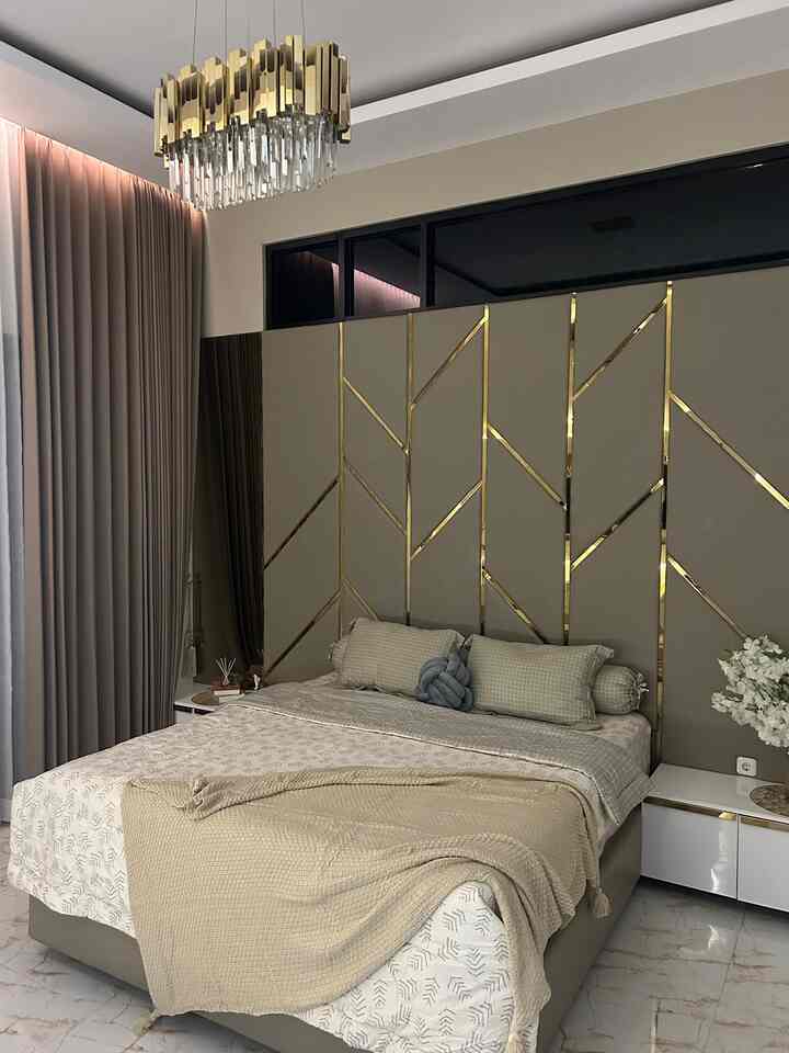 Lighting di kamar utama aku lebih suka dengan warna lampu yang tidak terlalu terang. Jadi suasana kamar terkesan lebih warm. Lampu gantung ini sebenarnya untuk pemanis saja, tetapi jarang sekali dihidupkan karna warna nya yang putih terang. #LampuRumah #InspirasiLampu #SpillLampuEstetik