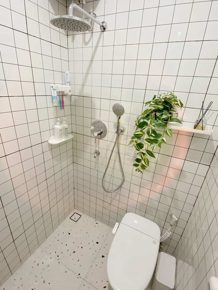 Inspirasi kamar mandi kecil

Ukuran kamar mandi 1.3x 1,6m
Aku siasatin pake shower set tanam jadi lebih clean, penggunaan closet tanpa tangki dan smart bidet agar kamar mandi ga keliatan penuh. Tapi tetep aku pasang bidet manual jaga2 ada tamu yg krg familiar.

Penggunaan keramik warna putih juga supaya terlihat agak lapang.

#kamarmandi #inspirasikamarmandi #kamarmandikecil #smallbathroom #cleanbathroom #bathroommakeover #minibathroom