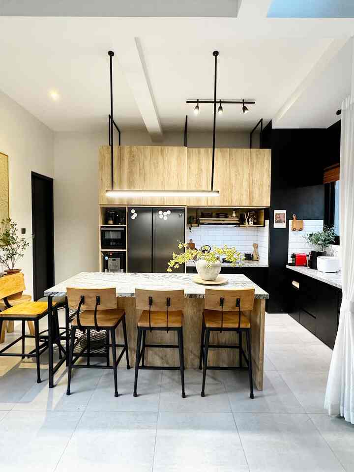 LIGHTING 💡
Khusus area Kitchen & Dining memakai beberapa lampu, sengaja tidak memakai lampu utama, tapi semua memakai accent lamp saja

Misalnya pakai track lamp biar bisa di arahkan keberbagai sudut

Lampu panjang dan terang diatas island table dengan pilihan warna lampu warm white

Dan juga di pojokan lampu plafond untuk menyoroti wallart dan pintu masuk kamar mandi dengan pilihan warna warm white juga

Untuk kesan ruangan lebih ke warm dan netral

Semoga suka inspirasinya yaa

#bumitimi #kitchen #diningarea #lampurumah #inspirasilampu #spilllampuestetik #accentlamp #lampuruangan