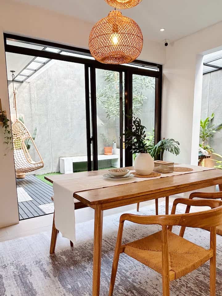 ruang makan dengan sedikit pemandangan taman, jadi tempat favorite kami

#tamanmini #desaintaman #minigarden #ruangmakan #desainruangmakan #kotabaruparahyangan #mejajati