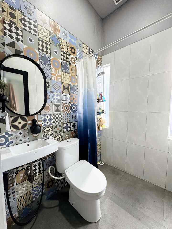 Inspirasi Kamar Mandi Mungil
Yaps ukuran kamar mandi ini sangatlah mungil kurang lebih Panjang 180cm x Lebar 130cm 

Gimana caranya dengan kamar mandi mungil tapi masih bisa cukup untuk ruangan shower, toilet dan wastafel

Akhirnya hanya dibuat sejajar saja, dan tetap ada area basah untuk mandi, pencahayaan tetap harus ada agar tidak lembab yaa

#bumitimi #bathroom #idebathroom #kamarmandimungil #minibathroom #designkamarmandi #lantaikamarmandi #kamarmandimotif