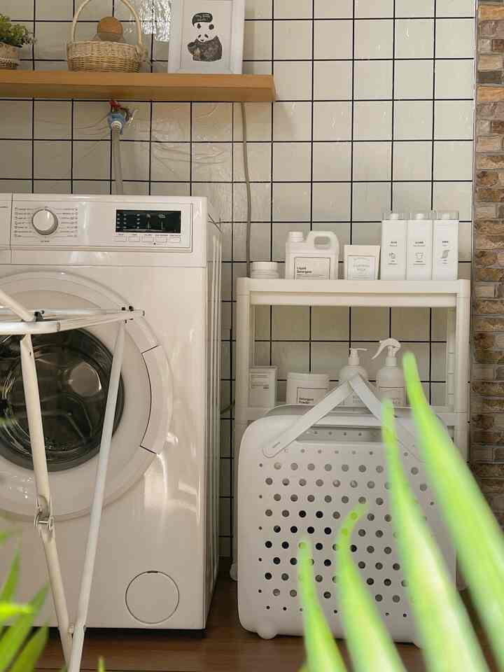 Laundry Room 

Minggu yang cerah saatnya cucian harus di giling 
Walapun area laundry ini minimalis tapi masih bermanfaat space nya ukurannya kurang lebih 1X2 meter hanya ada mesin cuci rak ambalan rak sabun & jemuran lipat semoga bisa terwujud impianku punya laundry room ala2 pinterest aamiin 🤲🤲🤲

#laundryroom
#minimalis 
#minimalisspace
#home
#roomdecor
#ruangcuci