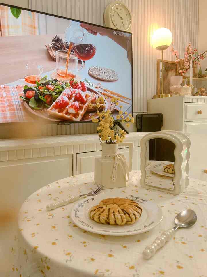 Ruangan keluarga di rumah mungil menjelma jd ruang sarapan dan ruang serba fungsi , di buat ala cafe" france ala Korea membuat ruang menjadi aesthetic & classic #ruangkeluarga #interiorruang #homecafe #homestagram #ruangmakan #livingroom #ruangankecil 