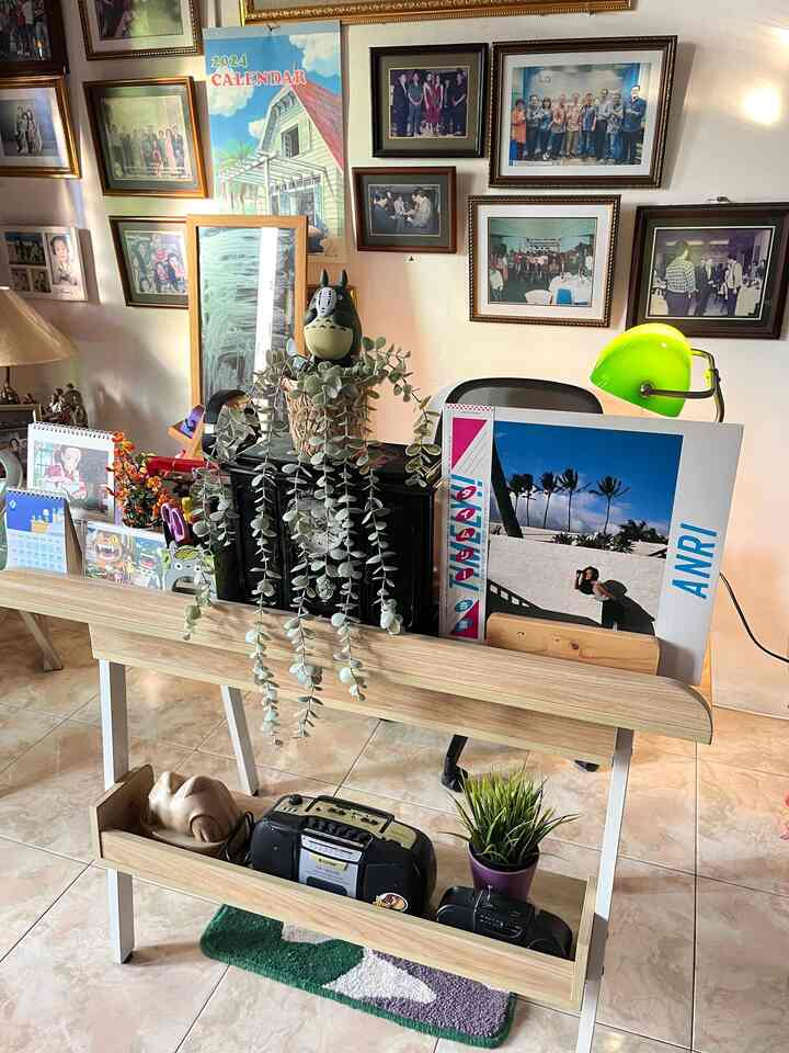 ✨Ghibli-Inspired Home Office✨

Sebisa mungkin, aku kerja tidak di dalam kamar. Ada salah satu area di rumah yang masih ku sisipkan nuansa ghibli, yaitu area kerja. 

Ada banyak perintilan gemas jadi penghias sekaligus penyemangat kerja. Salah satunya figure totoro pemberian teman. 

#Japandi
#RuangKerja
#MejaKerja
#LampuMeja
#CerminKayu
#AestheticRoom