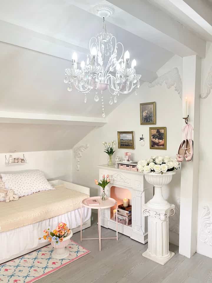 Lighting Kamar Aesthetic✨
selain dari cahaya matahari yang membantu pencahayaan kamar, ternyata bisa juga lho memilih lampu gantung, lampu hias dan lilin sebagai pencahayaan ruang/kamar jauh lebih aesthetic. Aku sendiri memilih lampu gantung warna cool tone selebihnya lampu hias dan lilin itu warm tone, sehingga perpaduan semua lampu menjadi pencahayaan kamar yang cantik dan aesthetic. 

 #LampuRumah #InspirasiLampu #SpillLampuEstetik #lampukamar 