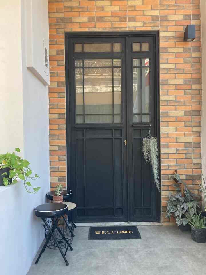 Hai semoga jangan bosen ya, ini aq rangkum secara singkat ruangan apa saja si yang ada di lantai 1 roemah pakal yang katanya berkonsep open space

Pertama jelas terlihat teras kecil dengan dinding motif batu bata yang tentunya itu keramik ya, bukan batu bata asli, yang mau hemat budget silahkan ini bisa jadi alternatif kalian

Kemudian setelah pintu utama yang terbuat dari besi holo dicat hitam doff terbuka langsung terlihat ruang tamu dan dapur bahkan terlihat sedikit badan mobil karena dibelakang dapur itu adalah garasi (kita tidak menggunakan carport tetapo garasi) 

Setelah itu akan terlihat ruang santai yang aq letakan sofa bed 3 seater warna abu-abu dan dilengkapi karpet yang tidak terlalu besar , jadi kalau mau leyeh-leyeh di sofa hayuk mau di carpet monggo. 

Dan kalau dilihat dari sisi turun tangga, maka keseluruhan lantai 1 akan terlihat

Bagaimana berminat untuk rumah konsep open space? 

#openspace #rumahindustrial #openplan #rumahtanpasekat #inspirasirumah #industrial #homedecor