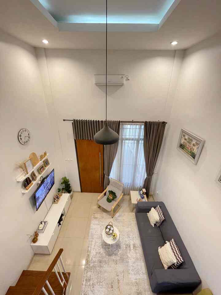 Lighting merupakan satu hal penting untuk menciptakan suasana yang nyaman dirumah. 

Pada living room, kami menggunakan beberapa jenis lampu.. ada lampu gantung, led, dan downlight dengan pilihan warna warm and cool.

Hal tersebut kami sesuaikan dengan kebutuhan agar rumah terasa lebih hangat dan nyaman.
#SpillLampuEstetik
#HomeLighting
#InspirasiLampu
#LampuRumah
#LivingRoom
#Minimalis
#OpenPlan
#OpenSpace
#50m2