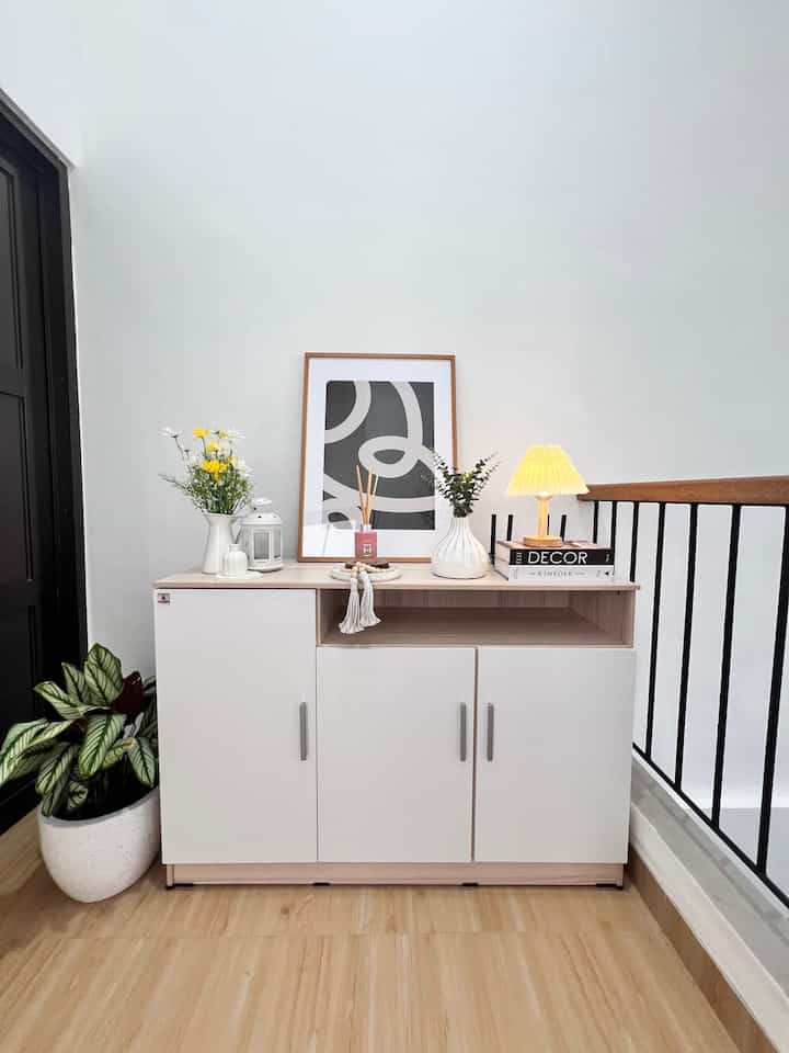 Area koridor tangga di lantai dua yang awalnya kosong, kini bisa dibuat estetis. Gunakan Credenza dan beberapa barang dekoratif. Kini lebih multifungsi dan estetis

#koridor 
#sudut rumah
#sudut rumah
#credenza
#dekorasirumah
#desain koridor