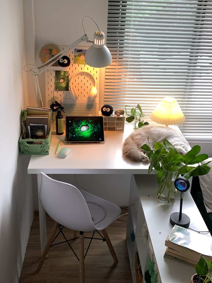 Because the room size is 2.5x3.5m, it is very small, so I used the corner of the room next to the bed as a work space. Why workspace? Because there is a partition between the mattress and the study table, it gives a private impression for working or sleeping because it is divided into 2 spaces.
And this divider shelf is very useful for storing small items so they don't get messy.
#narrow corner of the room #pojoksempit #dekorasipojoksempit #studioghibli #ghibli #kamarghibli 