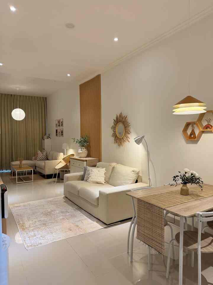 LIGHTING

Lighting dilivingroom ini kebanyakan menggunakan lampu tipe 'warm white'. Kenapa memilih lampu tipe ini karena ingin membuat suasana malam dirumah menjadi lebih hangat.

Menurut kami, lampu tipe 'warm white' ini juga sangat cocok digunakan untuk rumah hunian, karena tidak terlalu terang seperti tipe lampu 'cool' pada toko-toko, juga tidak terlalu gelap sehingga masih nyaman digunakan untuk beraktifitas atau membaca.

Kami menggunakan lampu spot, lampu plafon, lampu gantung dan juga lampu lantai.

Kenapa rumahnya mungil tapi lampunya banyak? sesimple karena kita suka koleksi berbagai macam lampu, karena selain untuk media penerangan, lampu juga bisa jadi item dekorasi dan mengubah ambience rumah ketika malam hari. 

#LampuRumah #InspirasiLampu #SpillLampuEstetik #lampu #lampugantung #lampuruangtamu #lampulantai #lampudinding