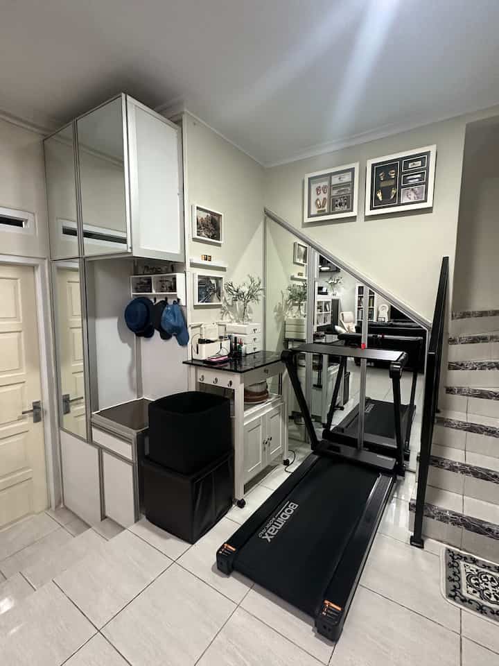 • Multifunction Space •

Hello, O!House friends, sudut bawah tangga ini aku fungsikan untuk penyimpanan barang dan juga space untuk meletakkan treadmill. 

Ada dua lemari dengan bahan aluminium dan finishing cermin untuk memberikan efek ruang yang lebih luas. Terdapat pula kabinet bekas dapur yamg aku fungsikan sebagai meja charger.

#storageroom
#lemaribawahtangga
#idelemari
#ruangolahraga
#treadmill
#pojokansempit
#compacthouse