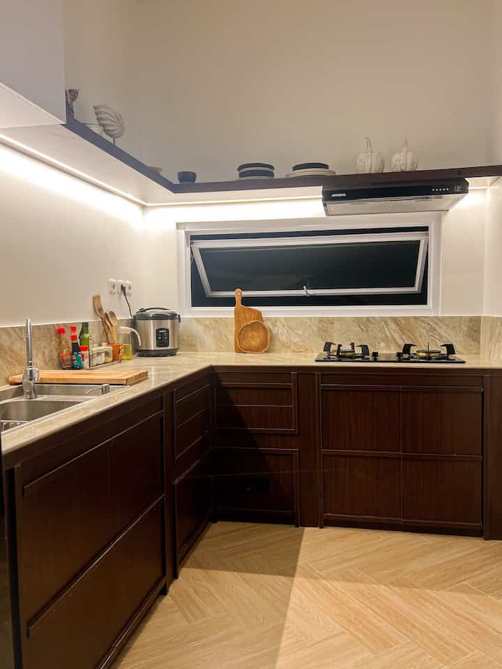 Setelah drama Dapur yang terlewatkan akhirnya jadi. Ya saat membangun rumah aku sempat kelewatan untuk membangun dapur. Aku pikir dapur terakhir saja setelah rumah induk jadi, karena rumahku ini adalah rumah tumbuh dimana dapur rencana aku taruh dihalaman belakang sembari menunggu budget. Tetapi tidak disangka sebegitu butuhnya dapur sampai harus menabung dan kerja mati-matian . 
Dapurku ini memang beda dari tema rumah induk. Karena berani nubruk warna gelap di bagian Hpl kitchennya. Tapi ternyata mathcing juga . 

#DapurImpian
#Renovasidapur
#InspirasiKitchenset
#MakeOverKitchen
#DapurMungil