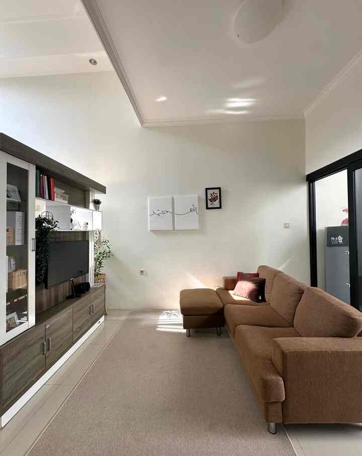 Rumah hadap barat.
Salah satu kekurangan rumah menghadap barat adalah tidak masuknya cahaya pagi, namun cahaya siang di atas pukul 14.00 benar2 melimpah. Seperti pada Living room ini, di siang hari area ini paling sering terkena banyak cahaya matahari🌞
#livingroom #inspirasiruangkeluarga #cahayaalami #rumahhadapbarat #ruangtv #livingroominspo #sinmat