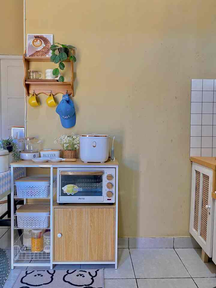 Rak dapur minimalis cocok buat dapur RumahRantau yang tidak luas ini .. 
jadi ada tempat untuk simpan printilan dapur deh 🤍✨

#rakdapur
#furnitureminimalist
#printilandapurestetik
#dapurminimalist
#dapurestetik
#dapurrumahrantau
#asramabrimob
#rumahrantau