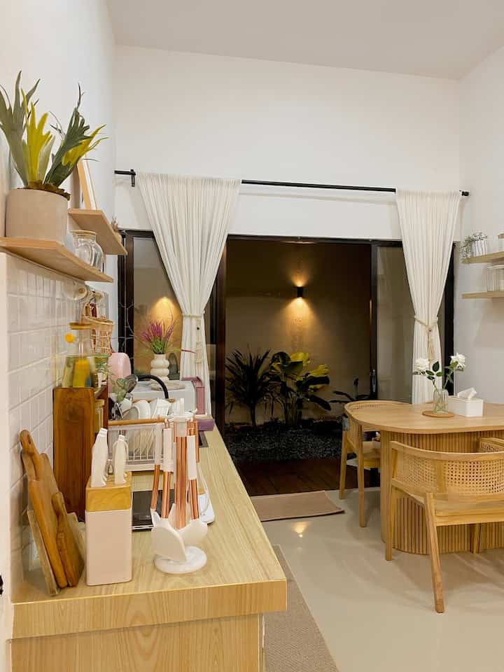 Salah satu hal yang paling berperan pada interior design adalah pencahayaan. Entah itu cahaya alami ataupun alat penerangan seperti lampu.

Rumah dengan pemilihan jumlah, warna, dan pengaturan tata letak lampu yang tepat dapat memberikan suasana yang lebih baik, nyaman, hangat.

Untuk di rumah aku, di siang hari semua ruangan mendapat cahaya matahari tanpa perlu penerang tambahan. Sedang malam hari setiap ruangan menggunakan dua warna cahaya lampu. Putih dan kuning dengan perbandingan yang sesuai. Sehingga rumah ini terlihat sangat nyaman di malam hari.

Untuk pemilihan bentuk lampu aku sesuaikan dengan tema design rumah ini. Kap rotan untuk lampu gantung, asesoris kayu di lmpu meja, dan model lampu minimalis di area taman.

#LampuRumah #InspirasiLampu #SpilLampuEstetik #lamputaman #kaplampurotan #stripLED