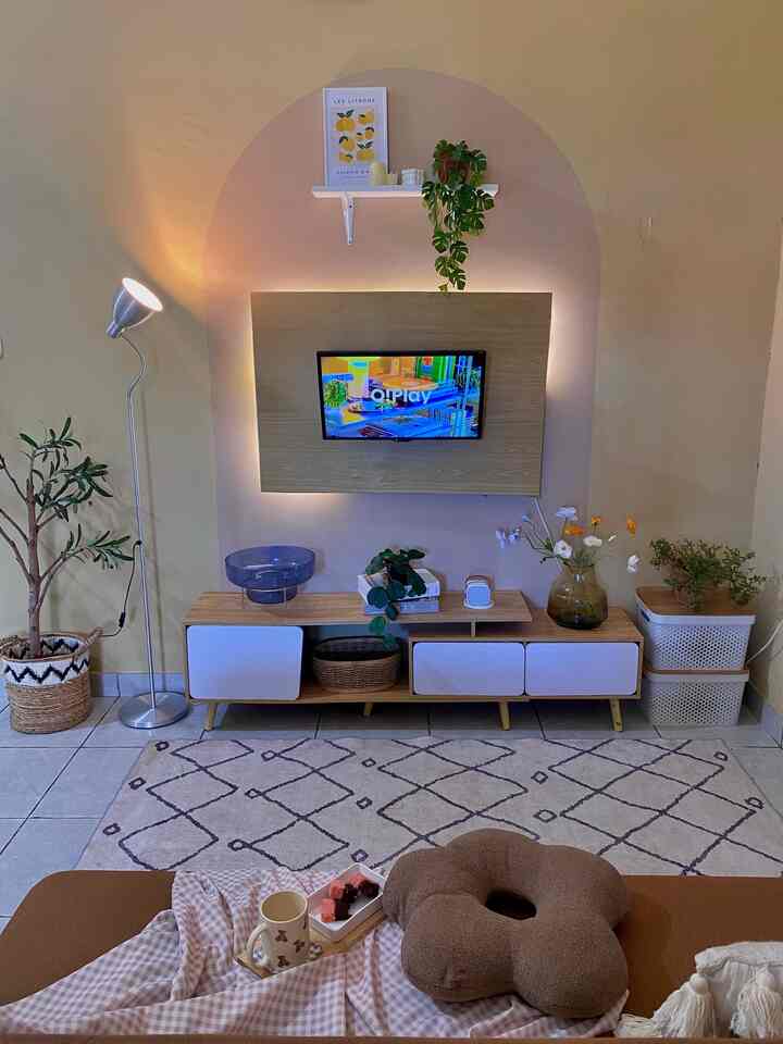 Iighting di livingroom rumahrantau menggunakan standinglamp dan lampu strip dari backdrop tv , ini memberi ambiance yang nyaman dan cozy di livingroom kami 🥰

#LampuRumah
#InspirasiLampu
#SpillLampuEstetik
#livingroom
#livingroomrumahrantau
#asramabrimob
#rumahdinas
#inspirasidekorasi