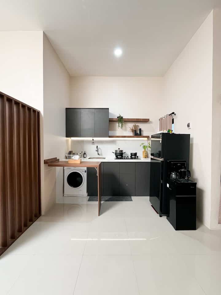 Lighting dirumakita_✨🛋️

Kami belum terlalu banyak bermain lighting, 
kami hanya menggunakan lighting dari lampu philip dan beberapa lampu dekorasi seperti lampu lersta dari ikea dan lampu strip yang kita pasang di dapur.
Kami ingin menciptakan ambience yang warm dan estetik dengan menambahkan beberapa lampu dekorasi.
Agar rumah terlihat clean dan luas kami memilih pencahayaan yang terang dan netral.
#LampuRumah
#InspirasiLampu 
#SpillLampuEstetik
#Lampulantai
#lampudapur 
#lampuruangtamu 