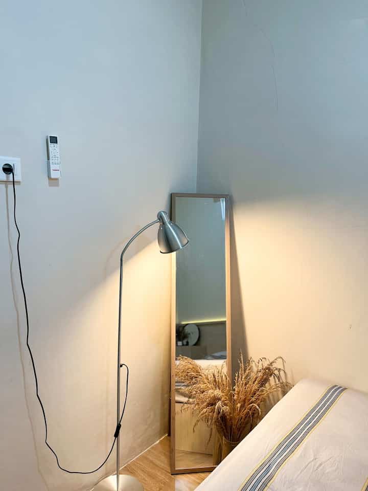 Sisi lain kamar utama🛌✨ 

Kami ingin menampilkan spot ootd dan spot make up dikamar ini. Menurut kami kamar tidur bukan hanya tempat untuk beristirahat, tapi juga tempat untuk menemukan kenyamanan. Sentuhan minimalis dan cahaya yang hangat menciptakan suasana nyaman yang sempurna.

#kamartidur 
#kamarestetik
#lampuestetik
#minimalis
#kamarutama
#cozyvibes
#bedroomgoals

