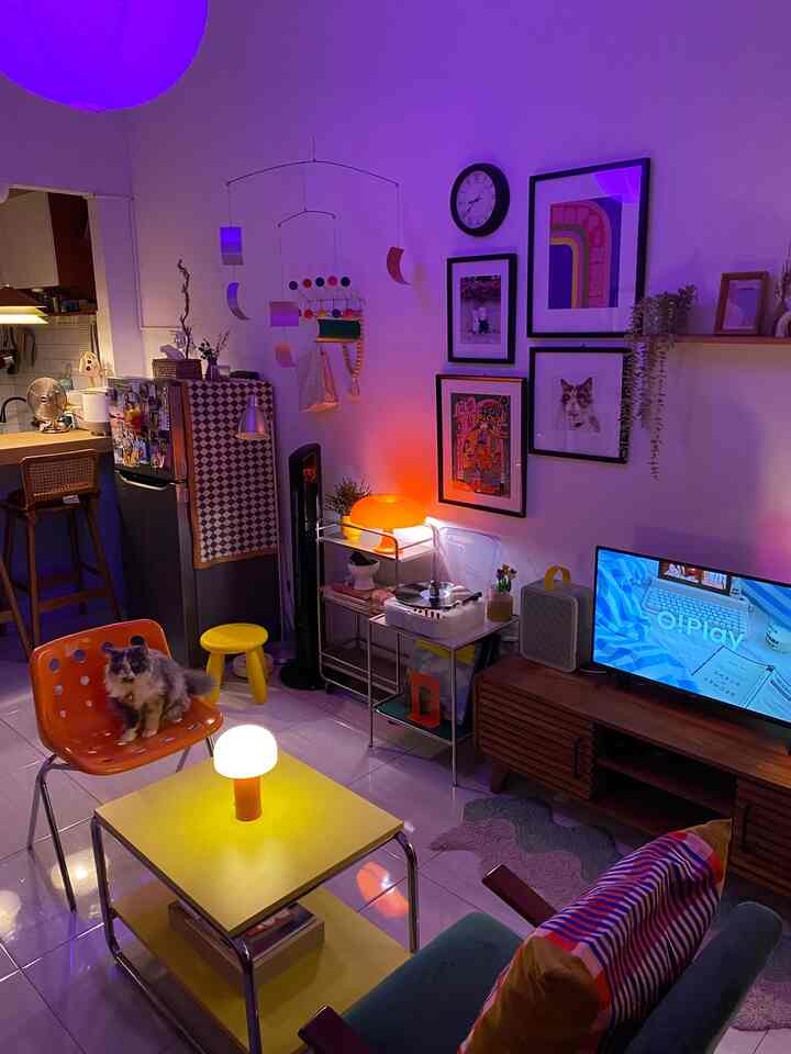 Lifehack menciptakan mood lighting dengan smart lamp🌛

Misalnya ruang ini yang terlihat lebih berwarna dan terada hangat berkat pencahayaan remang yang mengkombinasikan cahaya ungu dari cahaya oranye dan smart lamp ✨💡🏮

Fungsi smart lamp memudahkan kita menyesuaikan pencahayaan sesuai apa yang diinginkan (mood lighting) lewat ponsel, mulai dari pilihan warna hingga tingkat terang dan redup 🌝

#LampuRumah #InspirasiLampu #SpillLampuEstetik #lampu #lampugantung #lampuruangtamu #lampulantai #lampudinding #lampumeja #lamputidur #lampukamar #midcenturymodern #artdeco #depok #perparent