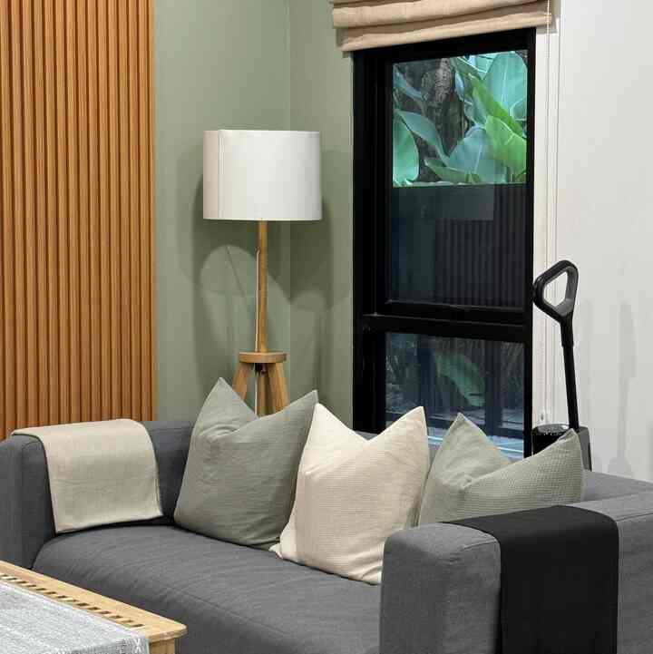 Rumah Luas Tanah 75 m persegi, berkonsep open plan. Mulai dari living room, dining, laundry, kitchen di satu area yang sama. Mengusung tema japandi minimalis, yang menyatukan color tone putih, coklat, hitam, dan abu-abu.

Yang jadi iconic dirumah ini dapur dengan jendela menghadap ke arah taman depan. Kegiatan memasak lebih fresh karna tidak langsung menghadap ke tembok, bau masakan pun jadi tidak terlalu bau ke dalam rumah karna langsung keluar melalui jendela #nuramahouse #japandiminimalisthome #dapurbukaandepan #rumahopenplan #openplanconcept #livingdiningkitchen #homeinspiration