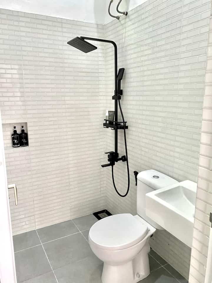 #designkamarmandi #kamarmandikecil #bathroomdecor #bathroomstyling #shower

Kamar mandi di rumah ini ukurannya 1.3x1.8. Meski ukuran kecil tetap bisa nyaman digunakan dengan penataan dan pemilihan barang yang sesuai.

Aku menggunakan shower sebagai pilihan yang tepat karna tidak perlu space yang banyak. Kemudian menggunakan warna keramik terang. Botol sabun senada dengan shower. Kloset duduk dan westafel dengan ukuran kecil.

Bagaimana menurut kamu?